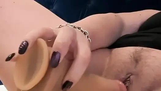 Tante seksi ini lagi asik muasin memeknya pakai dildo