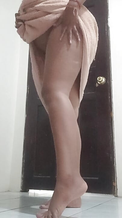 Minha tia nua, trocando de roupa no quarto dela.