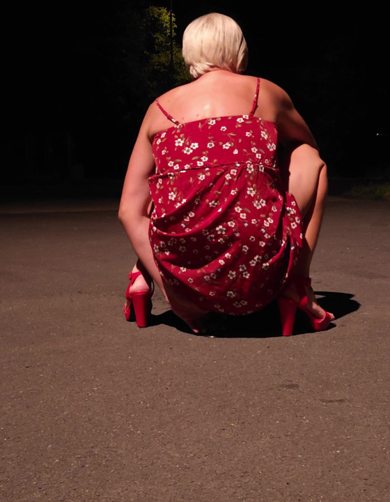 Sissy neukt buiten haar kont. DEEL 2