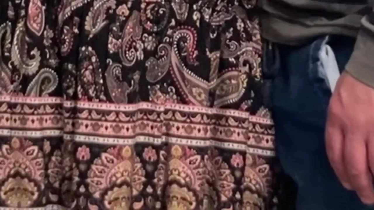 Yaşlı üvey baba amını parmaklıyor