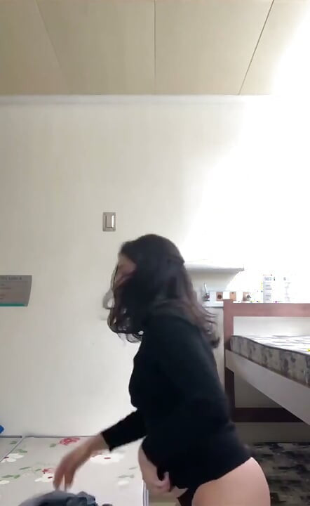 나와 함께 일하기 위해 사정하고 싶으시나요? 하하하, 그냥 농담이야
