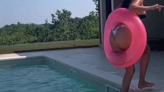 Croatina menina ivana sexy cu em a piscina