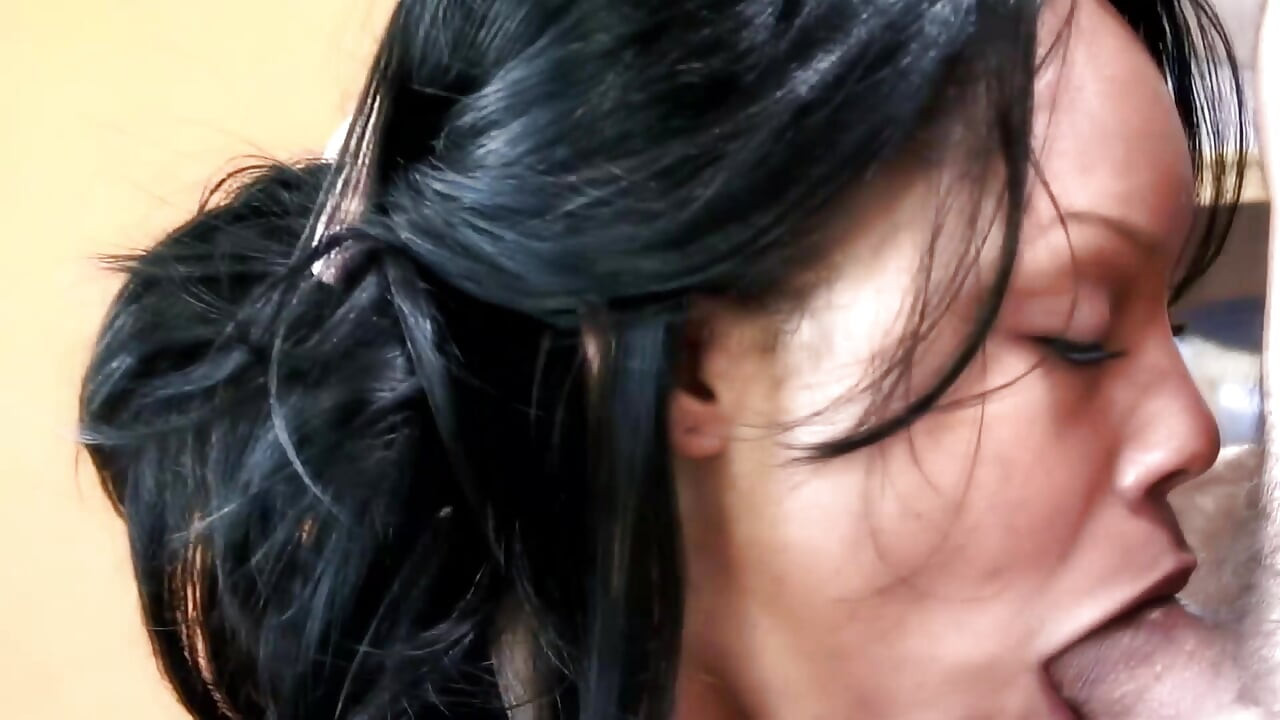 Sexy ebano succhia piccola pipi e sperma in bocca