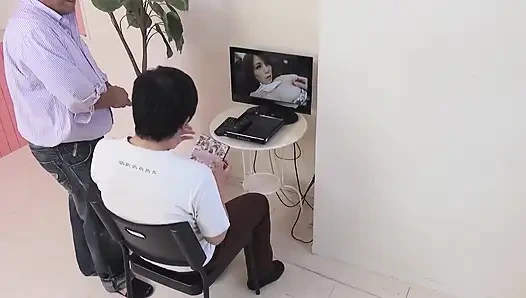 Сцена с азиатской попкой -4 грудастая японская тинка Maki Koizumi обожает сосать член до камшофа на лицо