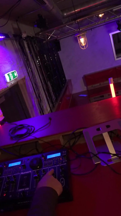 Γάμησα τον dj μετά το πάρτι!