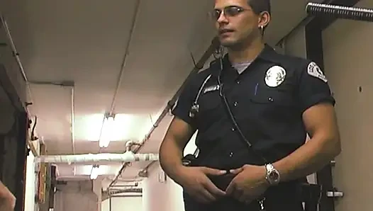 Blondes schätzchen von polizist hart geritten - sprudelnde orgasmus-explosion