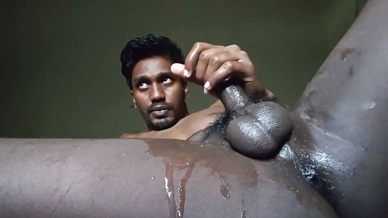 Aku lagi asik fingering lubang pantatku sambil mainin pelerku, ngocok kontol dan muncrat saat aku lagi sendirian di rumah