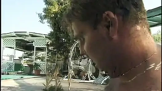 Junge küken wollen diesen geilen typen im schwimmbad teilen