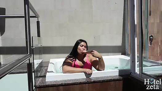 Он просит меня снять на видео, и он пьет все молоко.