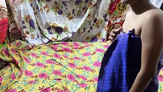 Зрелые индийские мужчины трахают 18-летнюю студентку дези