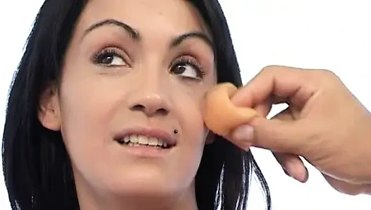 Грудастой латине Тане прерванный макияж горячей спермой от двух больших членов в любительском видео