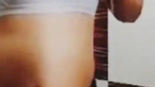 Indisches desi-dorfmädchen beim masturbieren beim baden erwischt