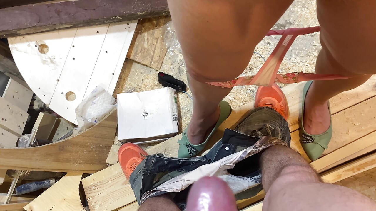 Homem com a mão quebrada na garagem fodendo com pau macio, hanjob até gozada