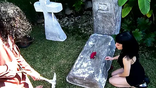 Yas tutuyor sonra bahçıvanla sert sikişiyor