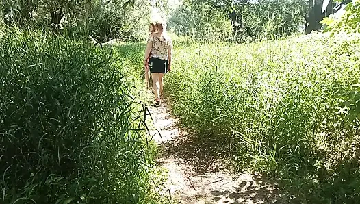 İki kadın kız ve olgun orta yaşlı seksi kadın herkesin içinde yol kenarında işeyen kırmızı külot çıkardı açık havada çiş lezbiyenler öpüşüyor