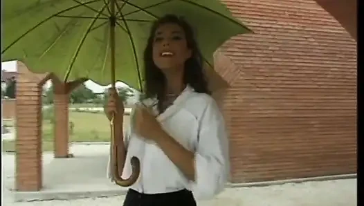 Eine schöne junge geile genießt es, einen großen schwanz seines freundes zu lutschen