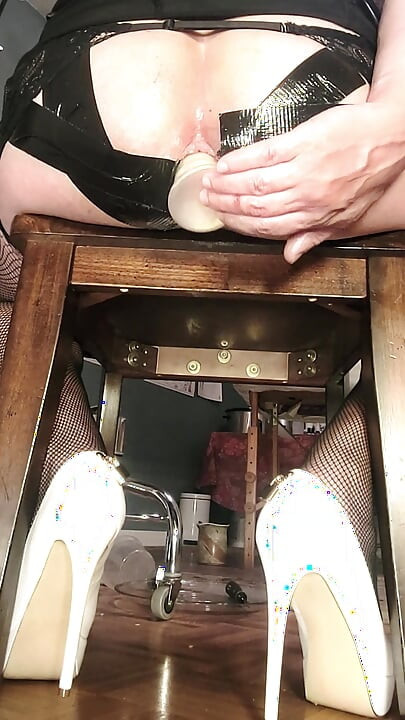 Kandi Kane Digs Deep Inside Her Ass Pipe