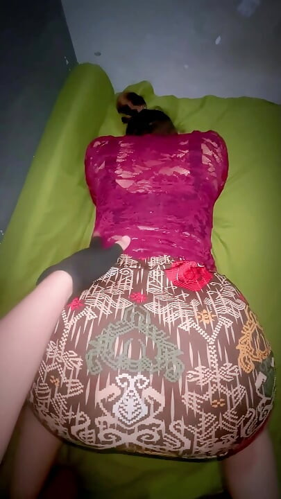 Nu pot rezista să o văd pe soția prietenului meu purtând o kebaya roșie