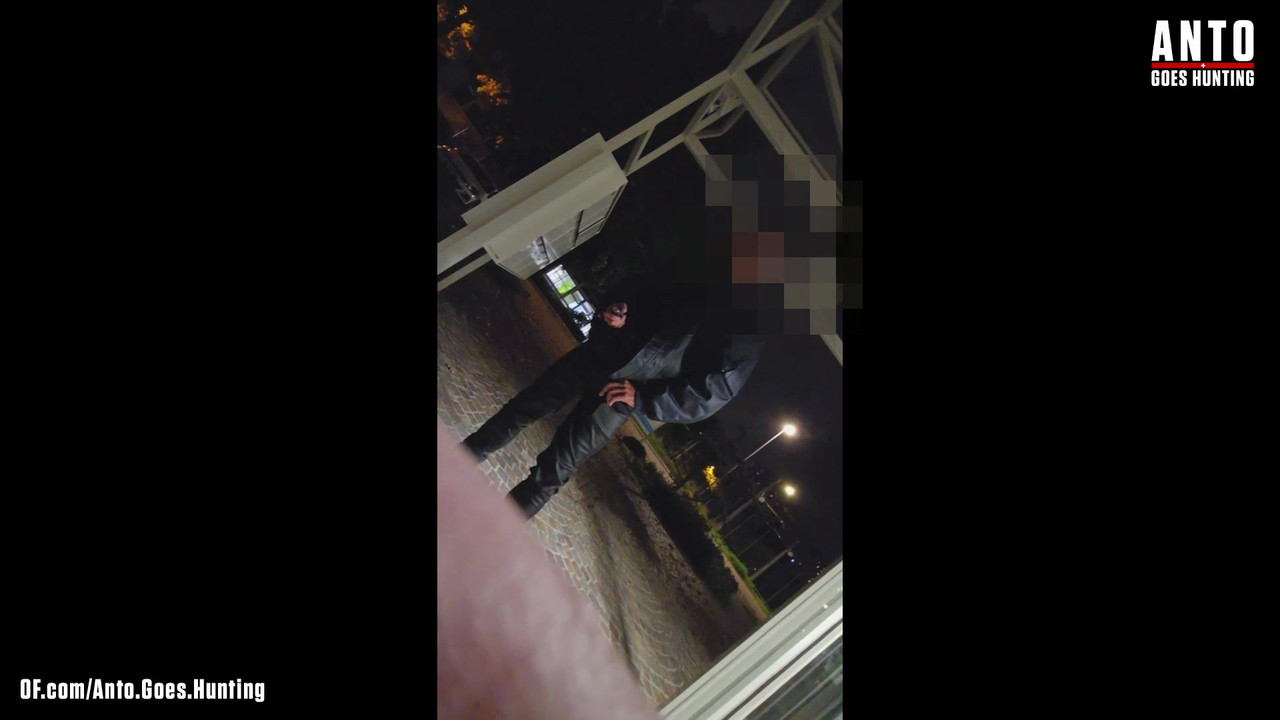 另一个保安走近并说服