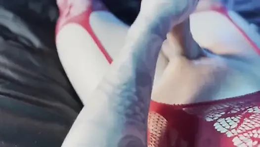 Kırmızı iç çamaşırlı seksi kadın kılıklı (seksi kadın kılıklı vücut)