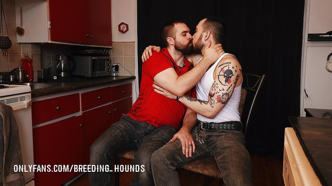 เพื่อนร่วมห้องชายแท้เพลิดเพลินกับปากเคราอย่างหลงใหล