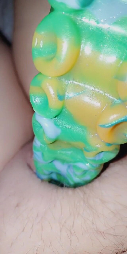 請填滿我緊緻的小穴，爸爸