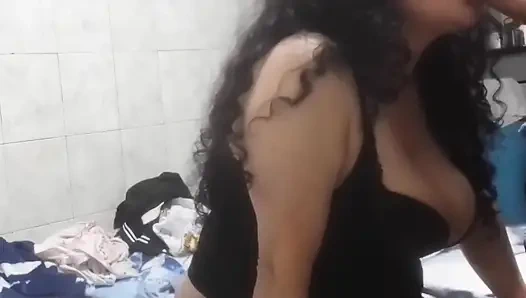 Arkadaşımın annesi porno videolarımı gördü ve bana sakso çekmeye karşı koyamadı ve onu lezzetli bir şekilde siktim!! Onu çok tatmin edici bir şekilde bıraktım