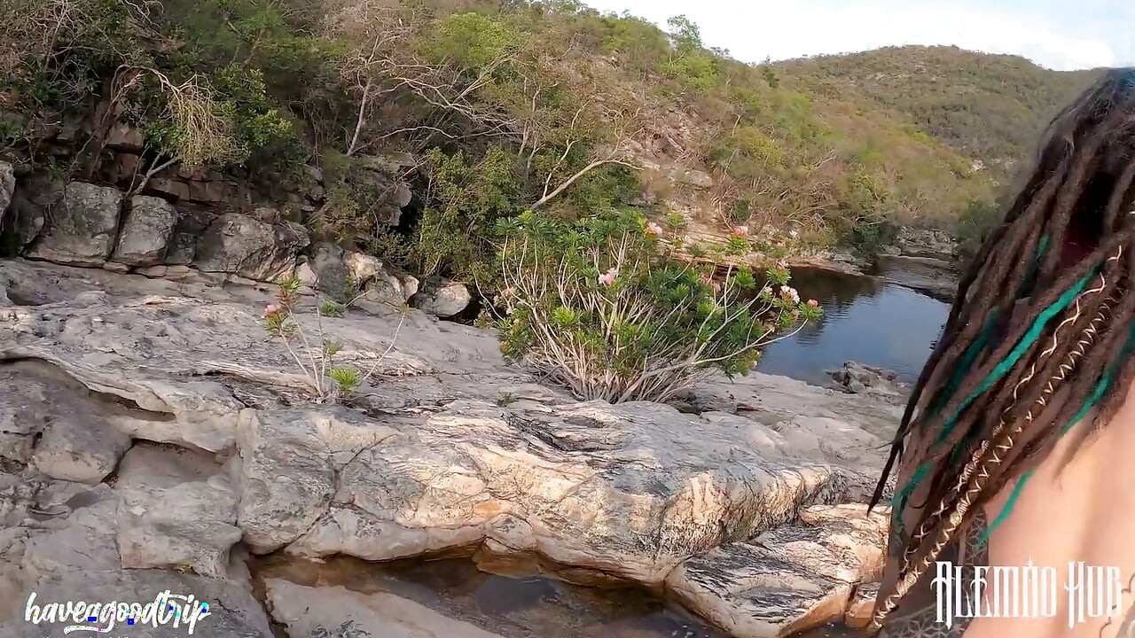 Quase pego fodendo em uma trilha de caminhada