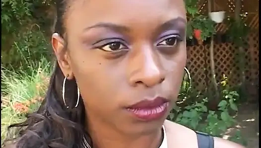 Gadis kulit hitam kurus membungkuk untuk disodok dari belakang