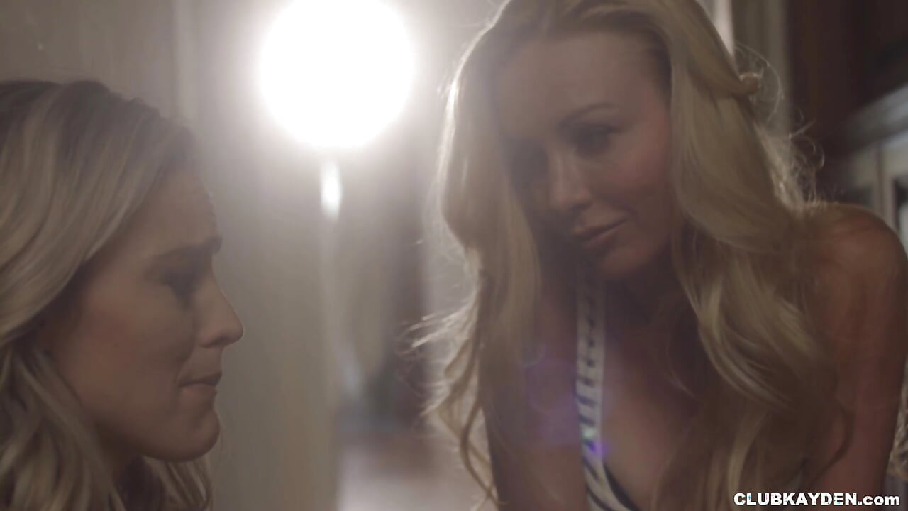 Kayden Kross inanılmaz amcık yeme orgazmları için Ryan Ryans'ı baştan çıkarıyor