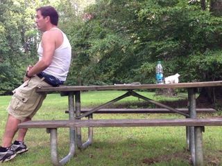 公共の公園でピクニックエリアをしごいて射精