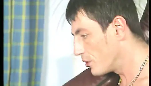 Seksi sarışın genç kız erkek arkadaşının sert yarağını emiyor ve üstüne çıkıyor