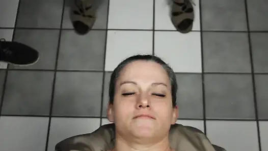 Schmutzige dees nimmt sperma in ihr gesicht