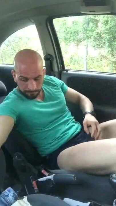 Lelaki miang melancap dalam kereta di slot tempat letak kereta