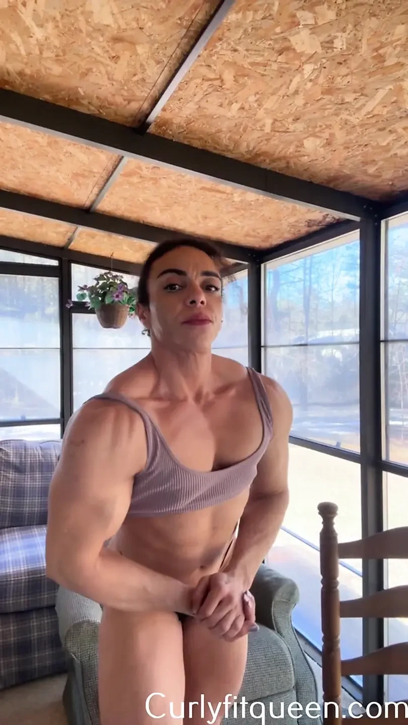 Black mom unleashes bodybuilding fire under flexing pressure