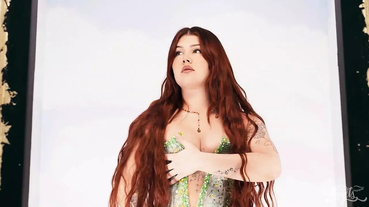 TRANS ANGELS - Roman todd受到Daisy Taylor的美丽启发，并在他狂野地操她后用精液描绘她
