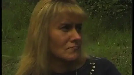 Behaarte blonde reife haben eine schöne zeit im freien