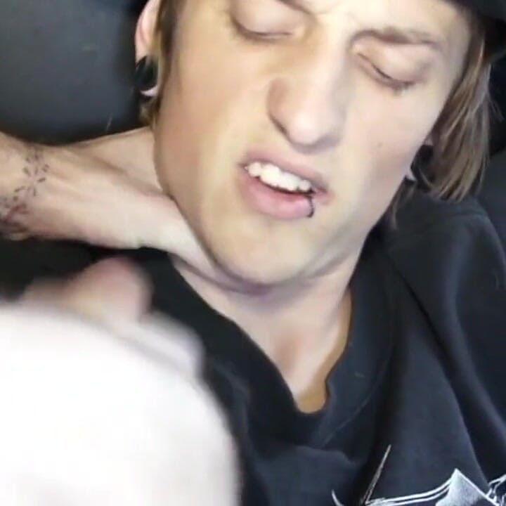 Bukkake amateur con twinks gay chupando todos sus amigos al semen