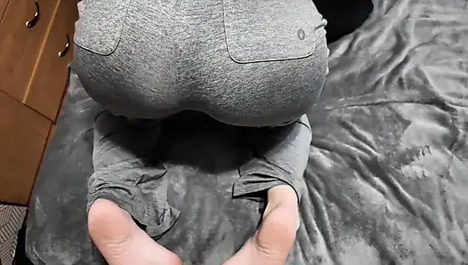 Üniversiteli kız yurt odasında göte tapıyor