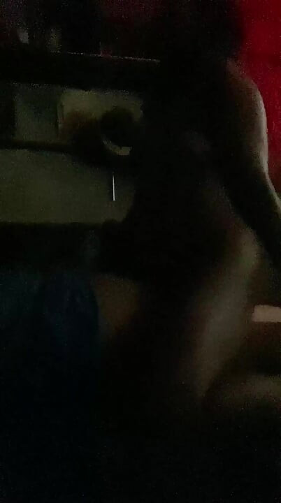 Bejutni a szobába, cenzúrázatlanul, mert sötét van