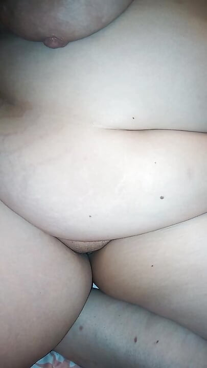 Ungarische pummelige Milf zeigt ihren brutalen, großen, runden Po und ihren weichen Bauch, Doggy-Position-Necken, zitterndes Po, amateurhaftes kurviges Solo, lang,