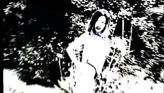 Hübsche schwarze lesben lecken im schwimmbad die muschi