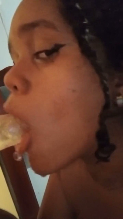 Blowjob dildo yang sangat berlendir dengan banyak air liur | Klip 3
