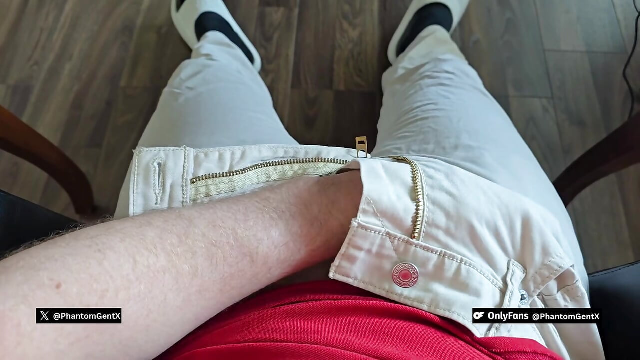 PhantomGentX – Muscular Daddy Jerks Off During Lunch Break in Homeoffice and Cums