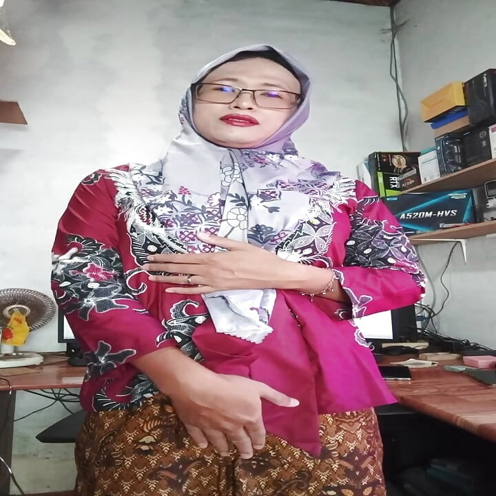 Sexy Hijab Shemale Mitha Zhe Masturbates Cock