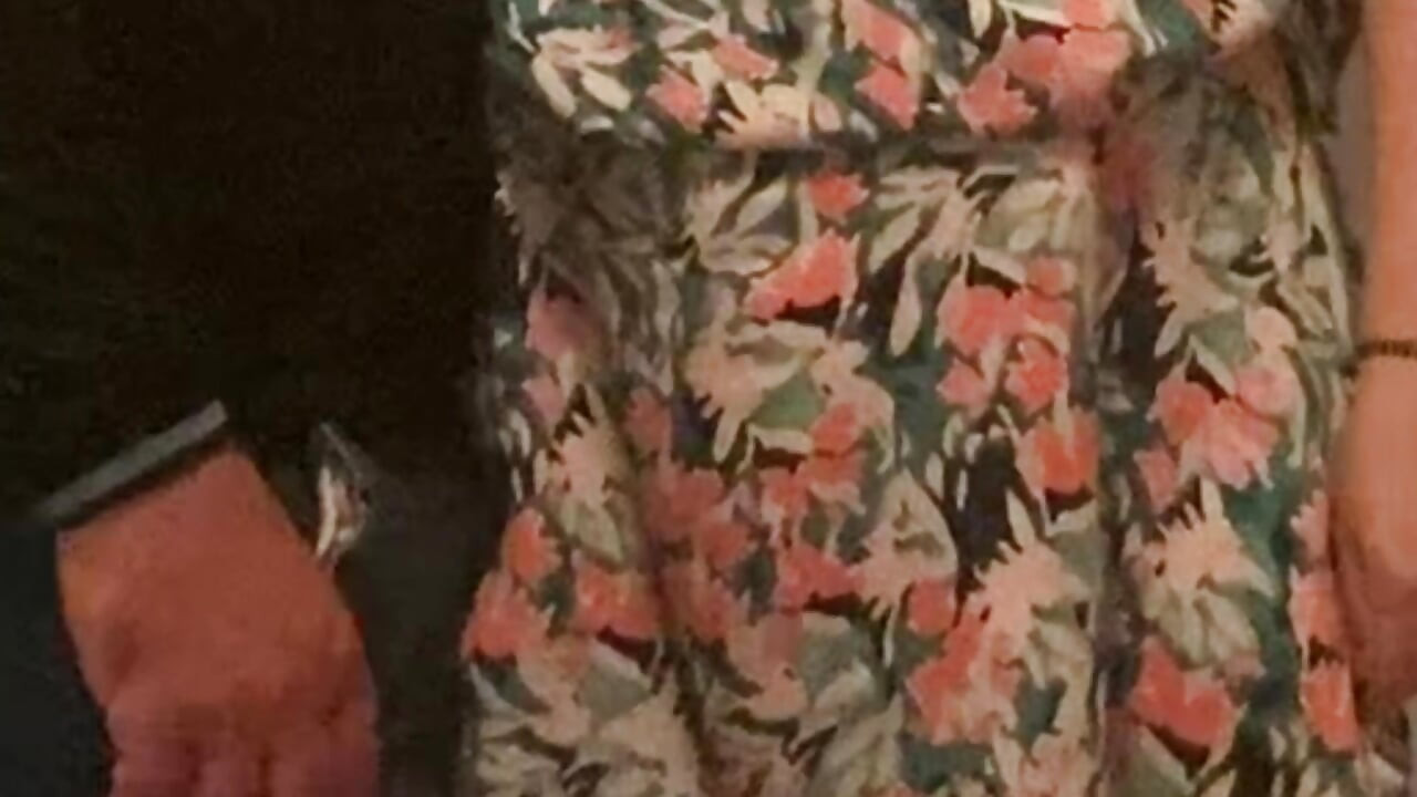 在地铁里用手指操荡妇熟女
