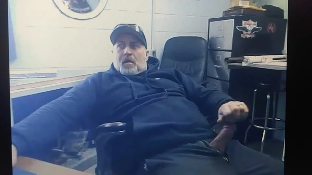 handsome daddy bear plays with his cock on cam