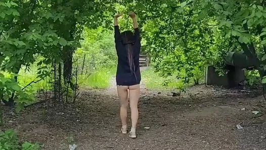 Une adolescente sexy est timide pour s'exhiber dehors, mais a montré des tétons durs
