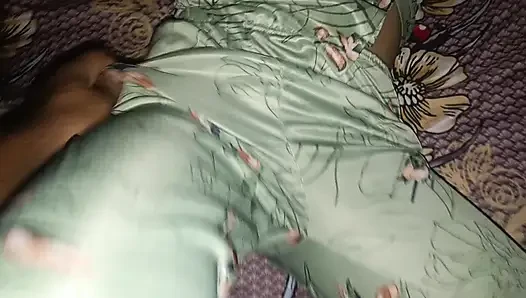 Dhire se daliye, virgin hu' - Desi high school girl 18+ talking dirty in...