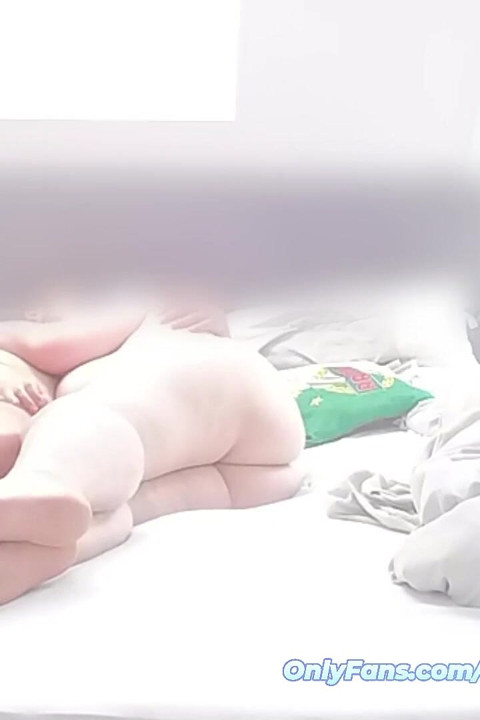 Un Ventilador Caliente Acaba De Terminar Por Todas Mis Enormes Tetas Mientras Mi Esposo Esperaba En Casa